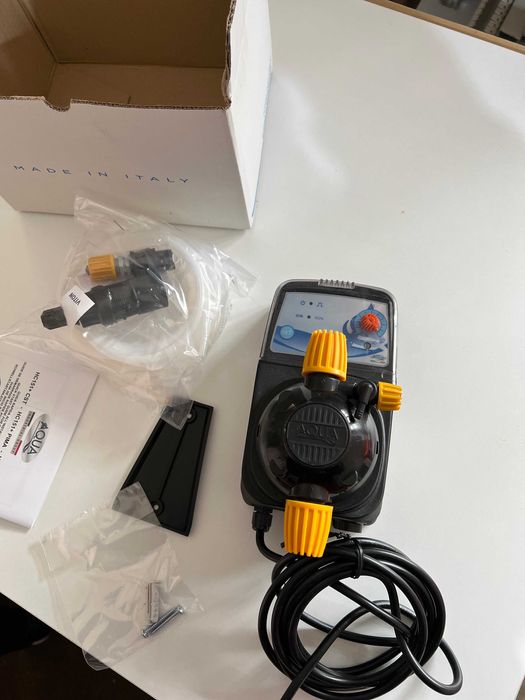 Дозираща помпа за безконтактен препарат AQUA