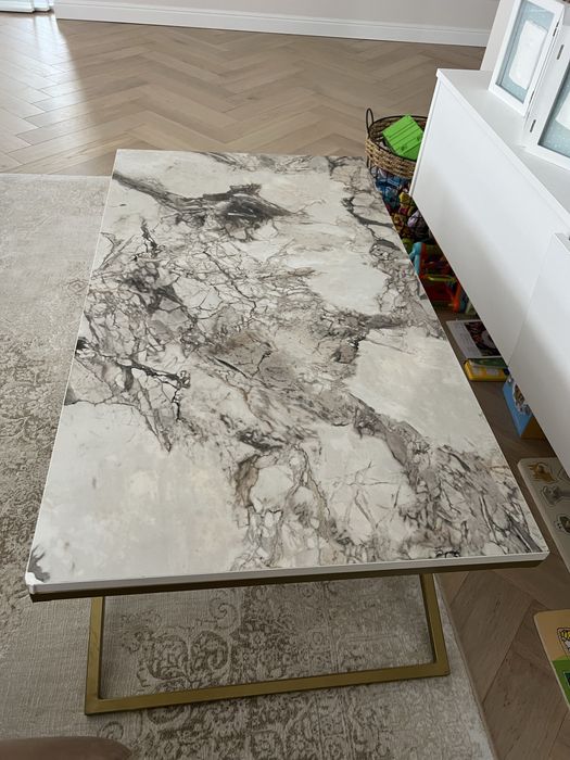 Masuta de cafea aurie