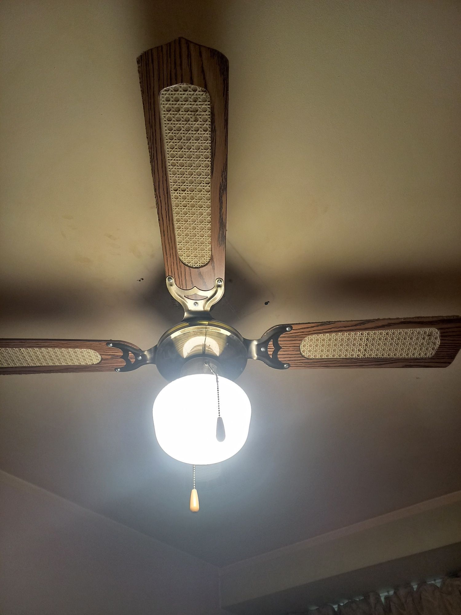 Вентилатор за таван с лампа.