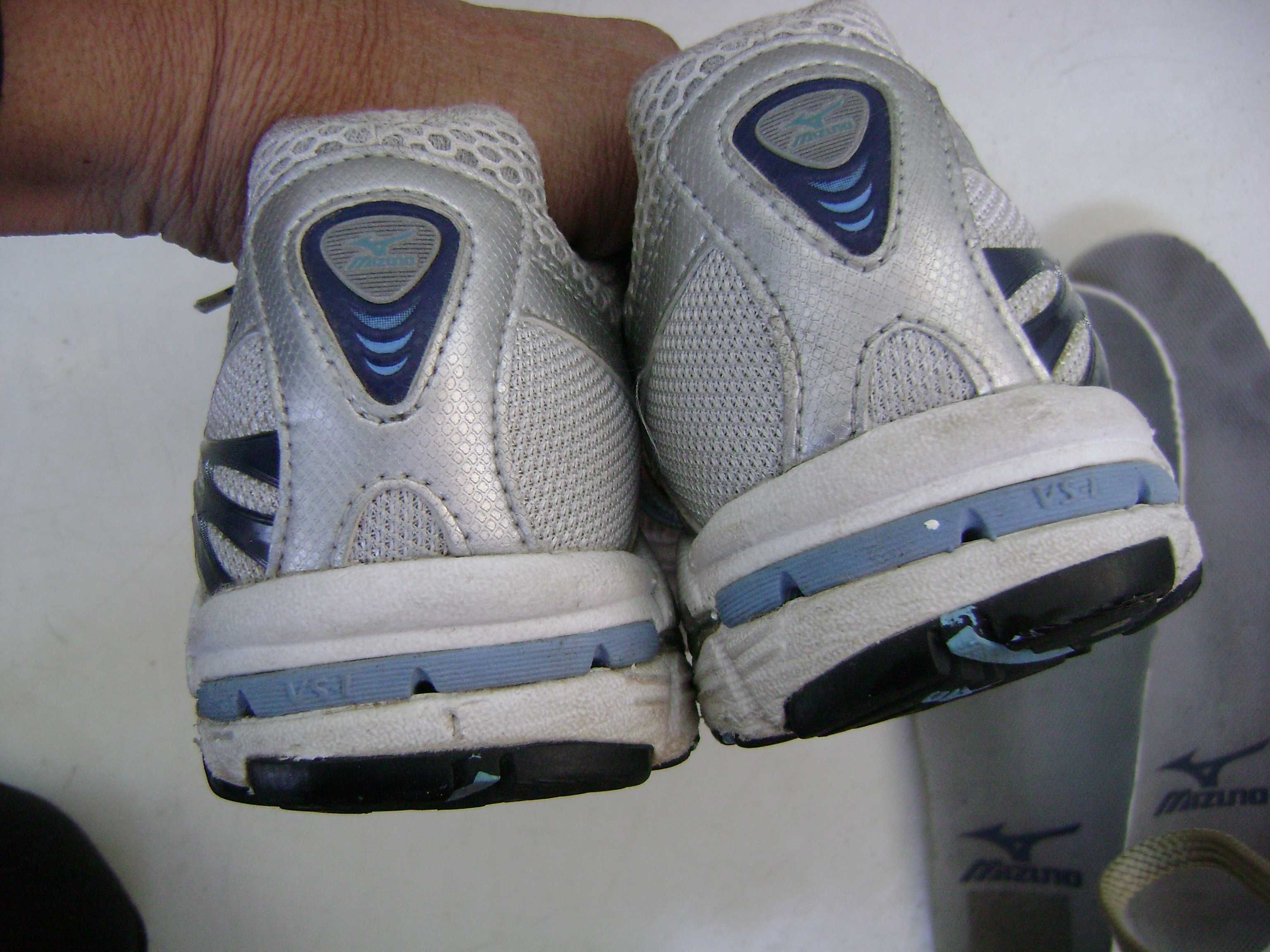 Продавам дамски маратонки Mizuno