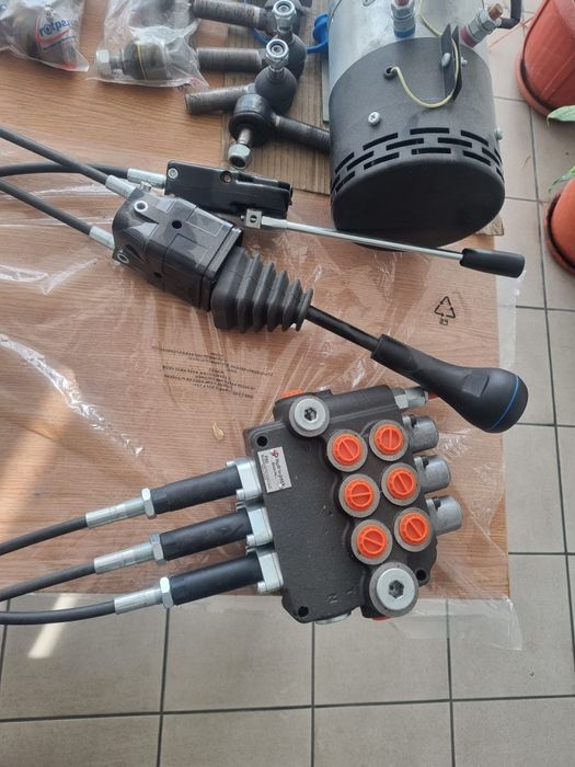Distribuitor hidraulic cu joystick/cabluri/maneta comanda suplimentara