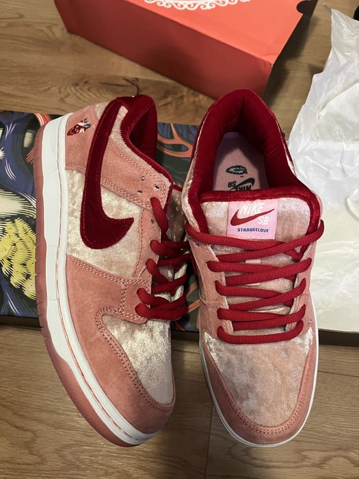 Nike dunk low strange love