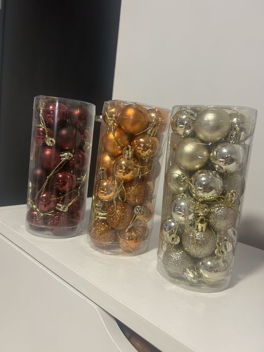 Globuri si flori pentru brad