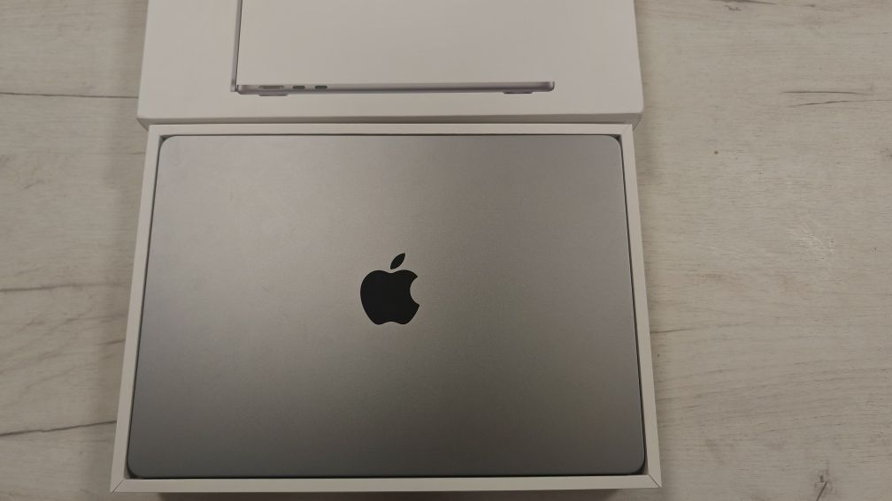 Macbook Air M2 13.6" 8GB RAM 512 GB SSD