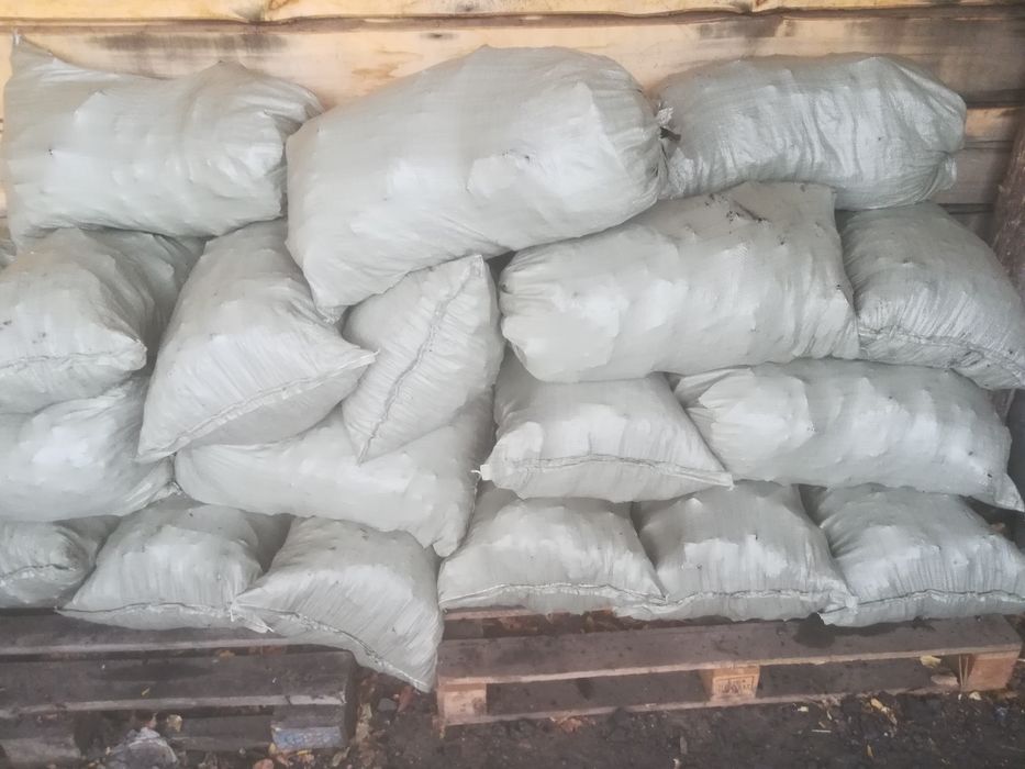 Уголь в мешках. Дрова в мешках.