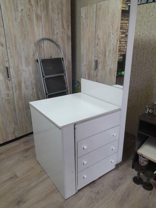 Раздвижной стол-тумба.