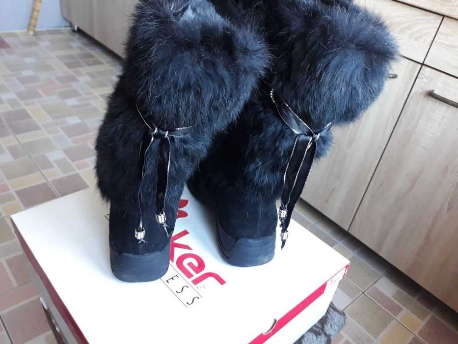 Продам женские сапожки на меху.