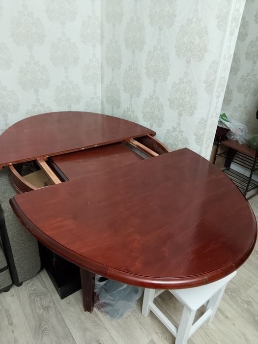 Продам стол в гостиную. Материал дуб