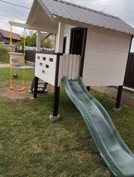 Casuta din lemn pentru copiii ..cu leagan si topogan