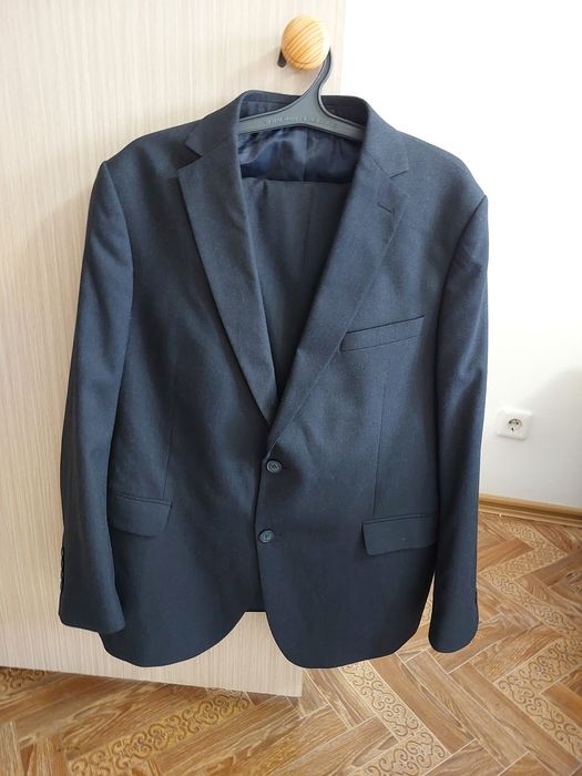 Продам костю 52 размера