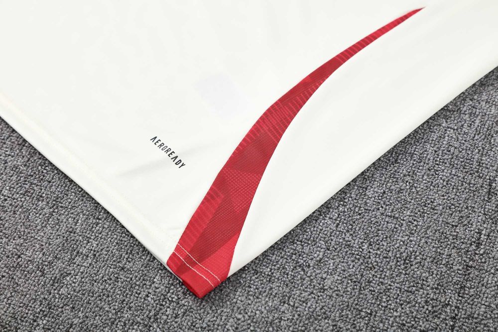 Compleu Adidas Manchester United model rar de antrenament 24/25