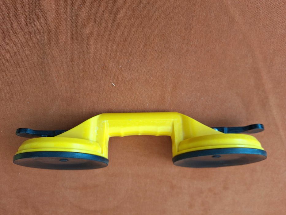 Dispozitiv cu ventuza dubla pentru transportarea sticlei