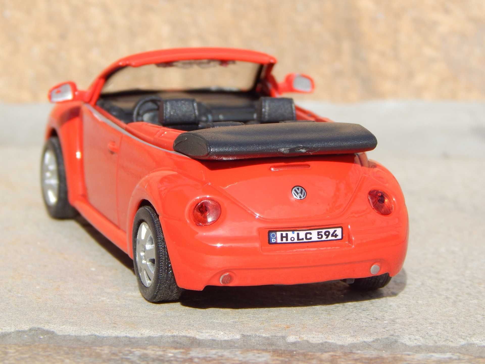 Macheta Volkswagen New Beetle Cabrio 1998 sc 1:43 cu ambalaj