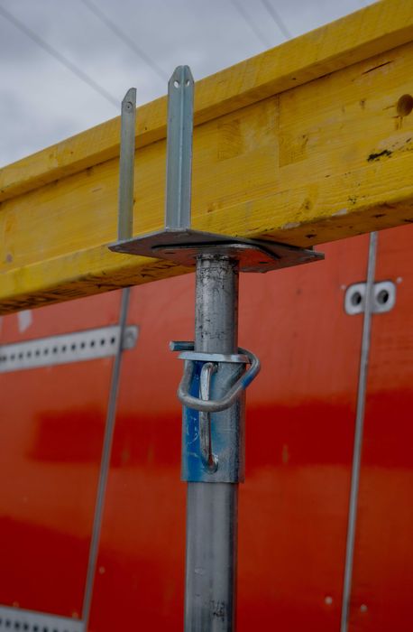 Vincluri stâlpi cravate pene blocatori fluturi farfale Panouri DOKA