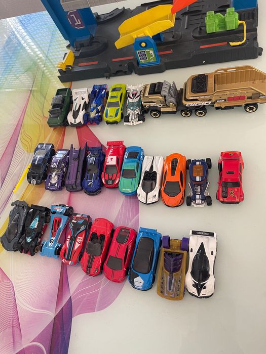 Hotwheels колички и гараж STUNT GARAGE