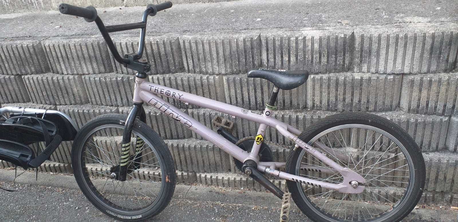 Vând bicicleta BMX