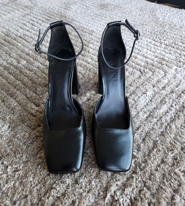 Черни обувки MANGO