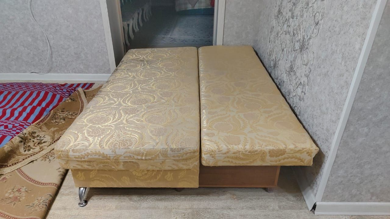 Диван жёлтого цвета
