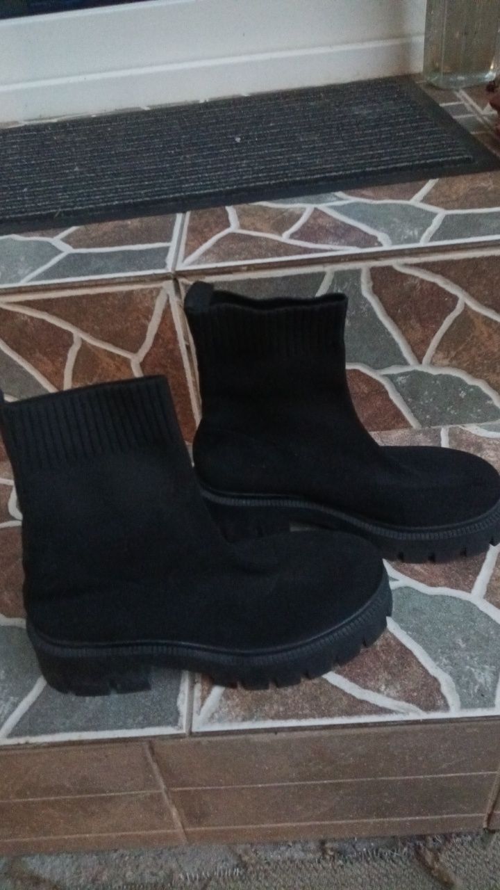 Ghete negre din material care se întinde