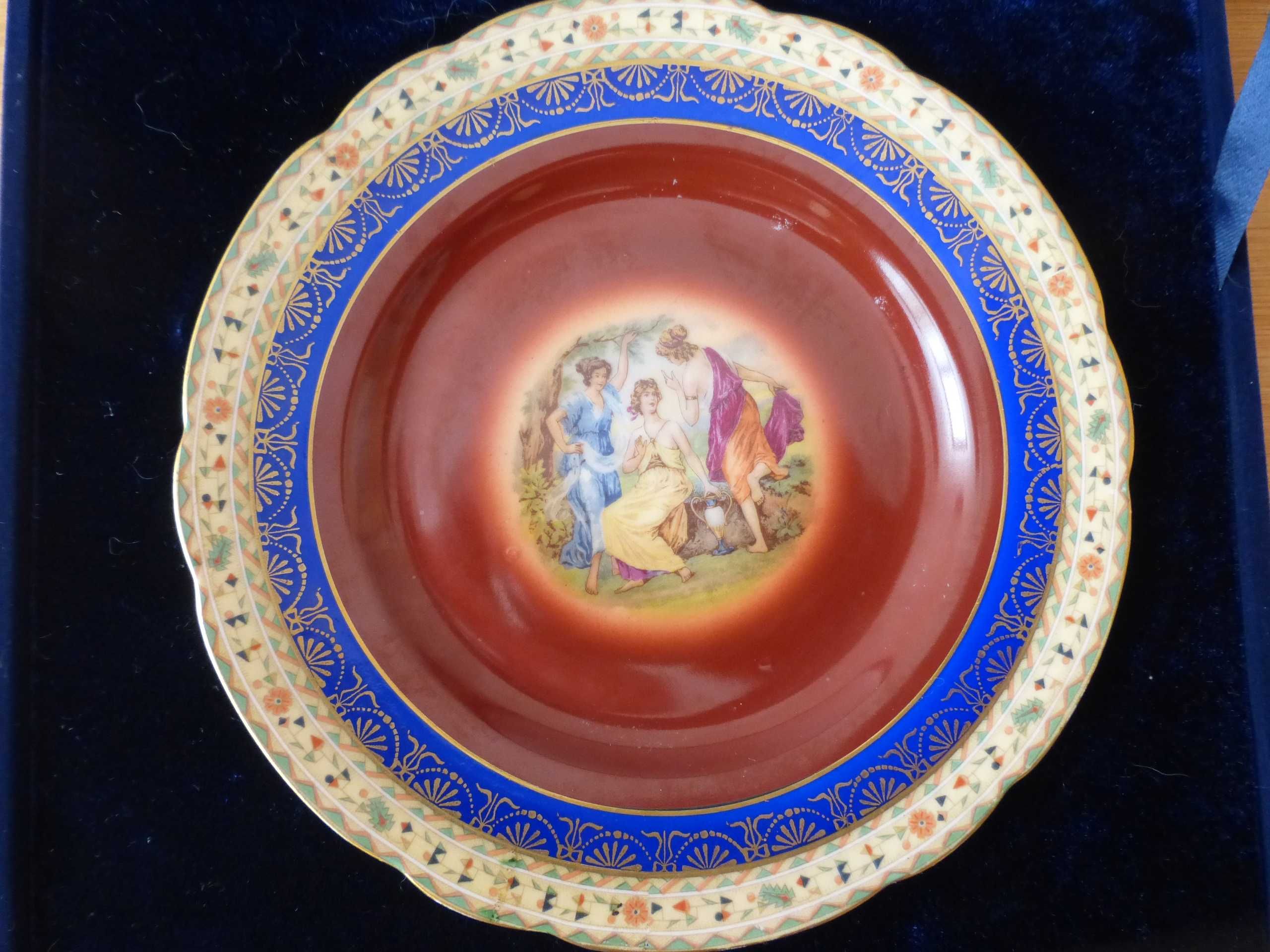 Чешка порцеланова чиния от лимитирана серия с декорация от 30-те год
