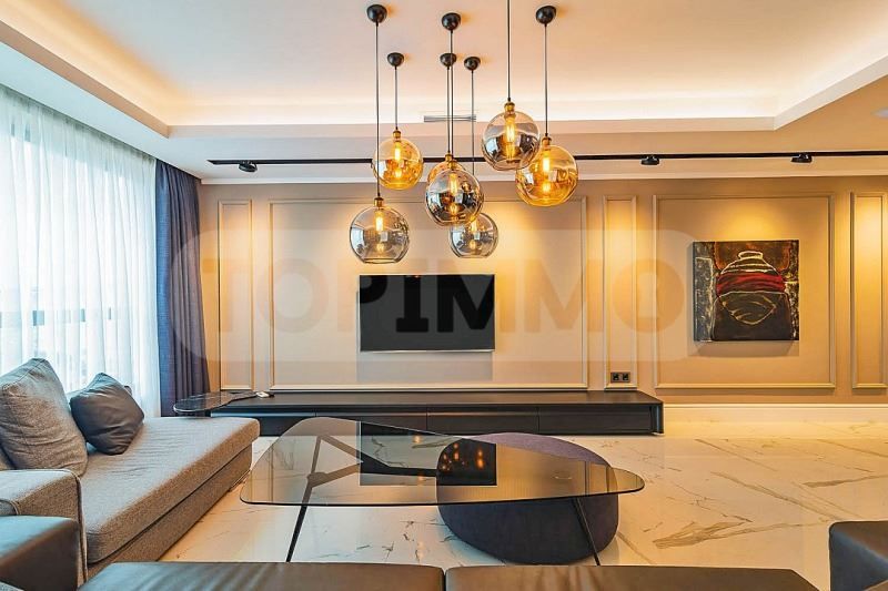 Продава се Тристаен апартамент в Варна, Бриз - 150 кв.м за 2500 €/кв.м - Снимка #1