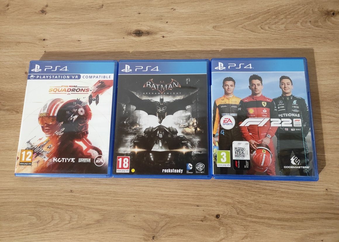 Vând 3 jocuri pentru ps4 F1 22, Batman, Sqadrons