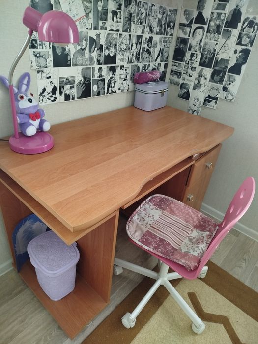Письменный стол, стул школьника на колесах, лампы