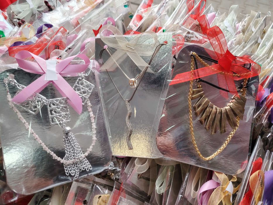 Бижута , комплекти от 4лв до 12лв