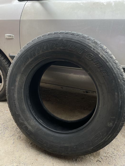 Продам 2 штук шины б/у. Размер: 265/65R17 Фирма: Bridjeston