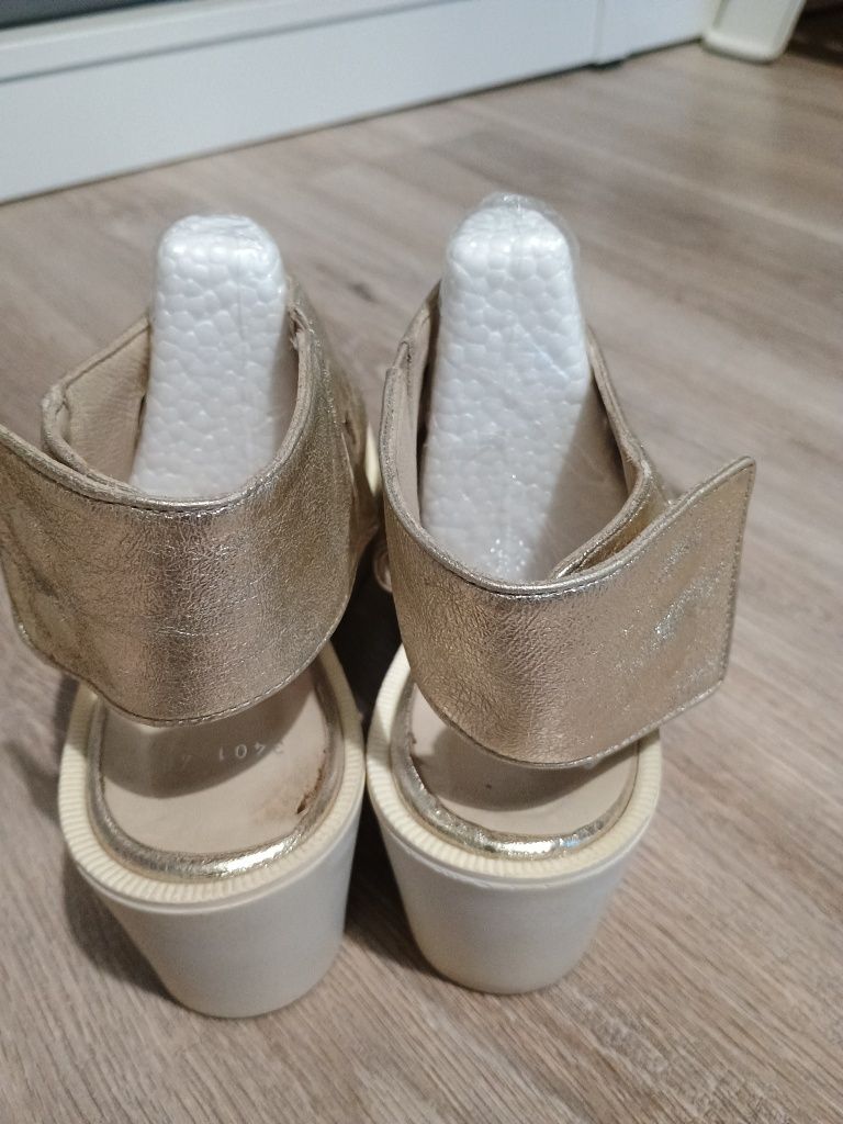 Продавам златни дамски кожени сандали.