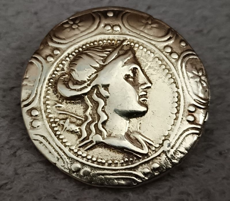 Monedă veche din argint făcută broșă, insignă