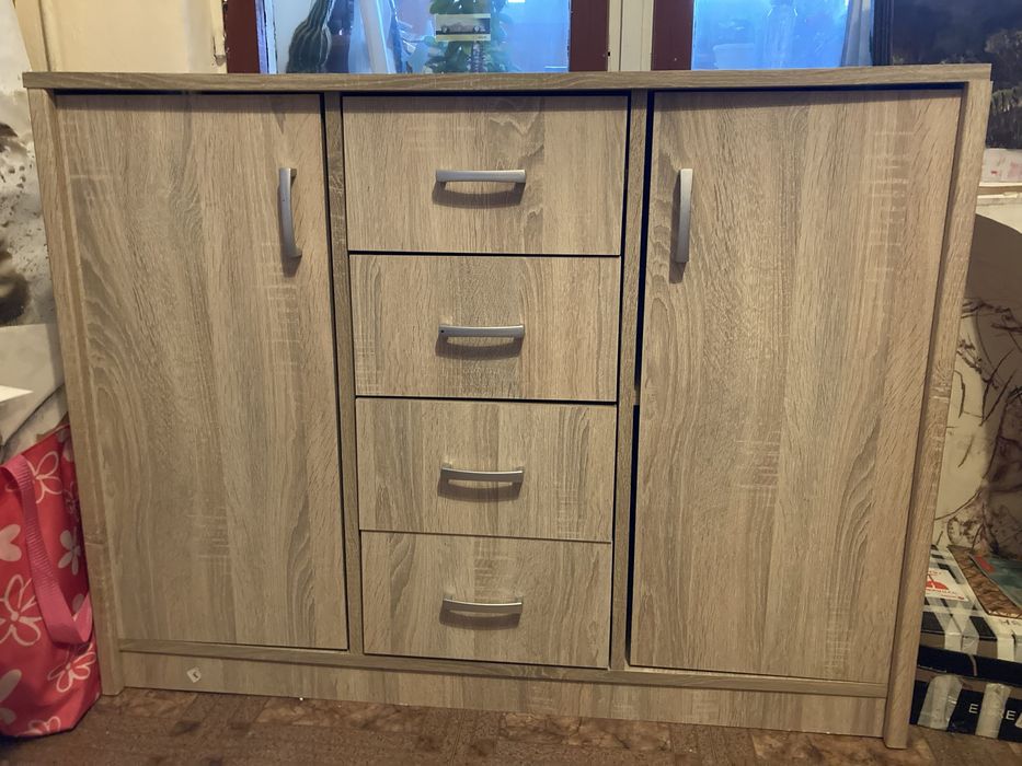 шкаф, току що сглобен