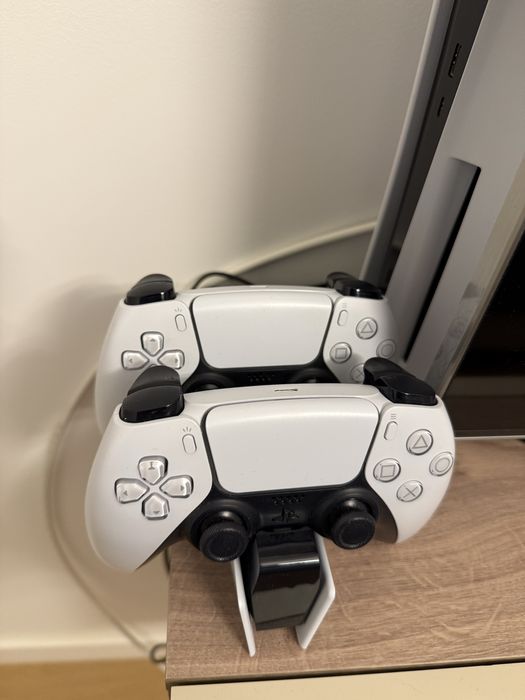 Playstation 5 Disk Edition + 2 controller + 1tb ssd + charging mount