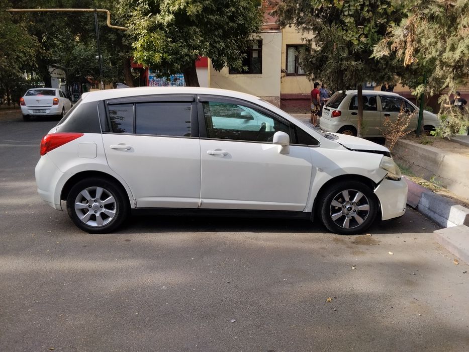 Nissan tiida sotiladi oldidan urilgan