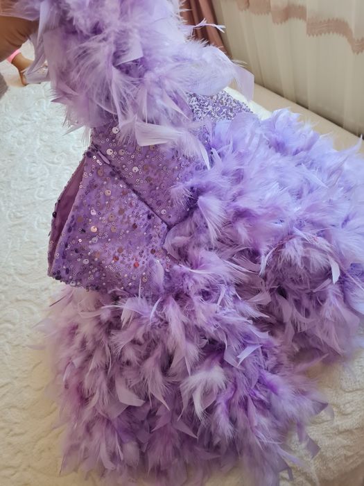 Рокля лилава с естествени пера
