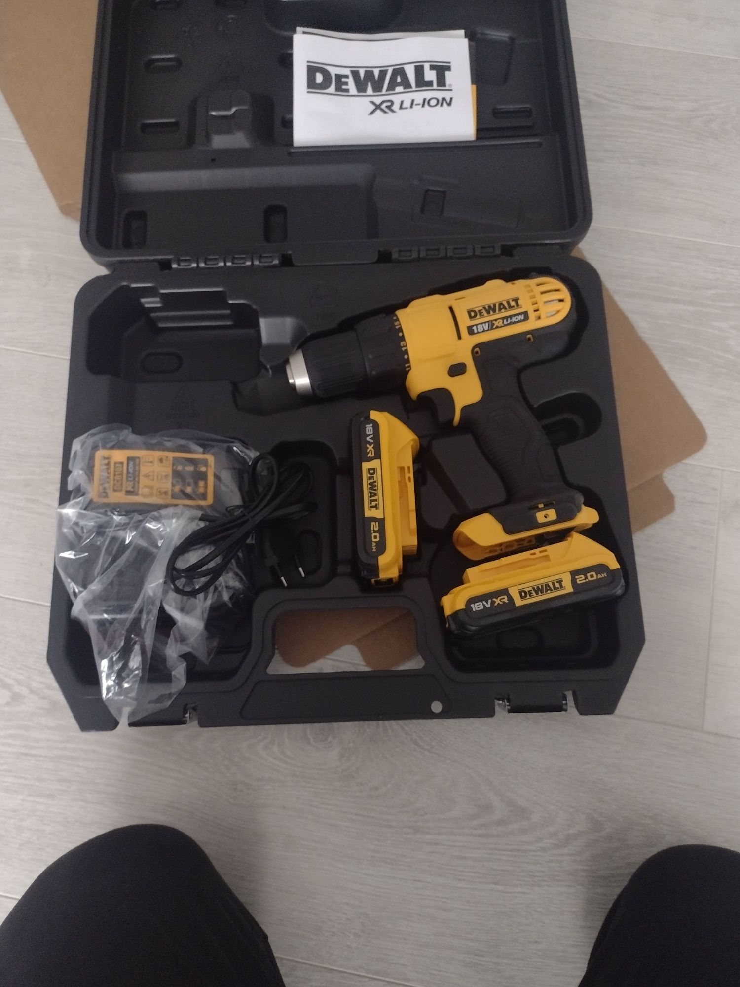 Боди и куфар на Dewalt машината е оригинална купувана от Практикер