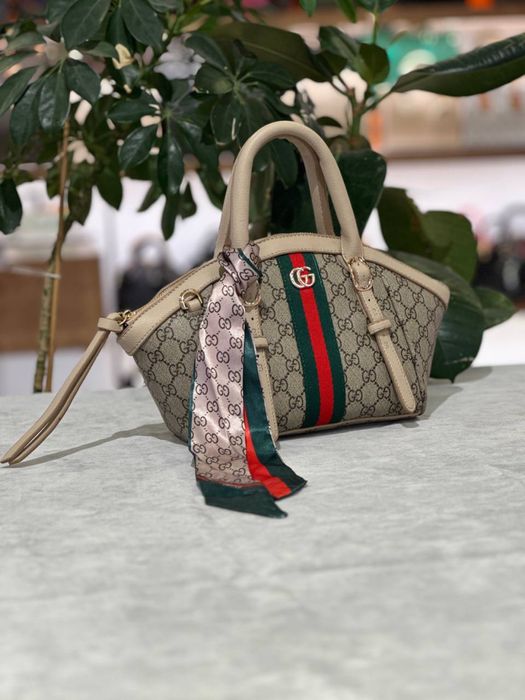 Geanta Gucci noua !!! Dimensiuni 34/19 !!!