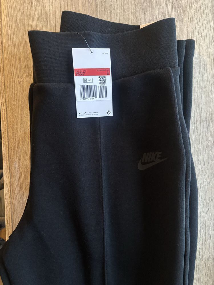 Продавам чисто нов панталон Nike Slim fit