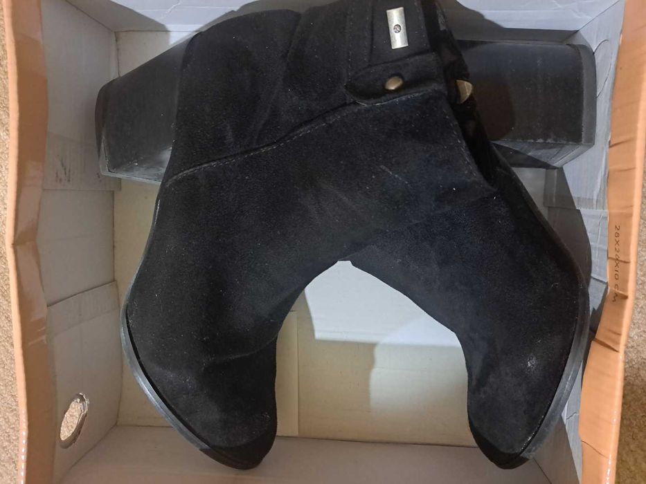 Дамски боти в черно