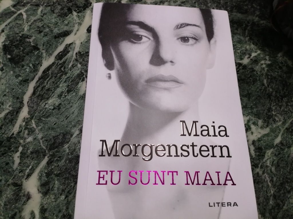 Vand carte autobiografica cu semnatura Maia Morgenstern