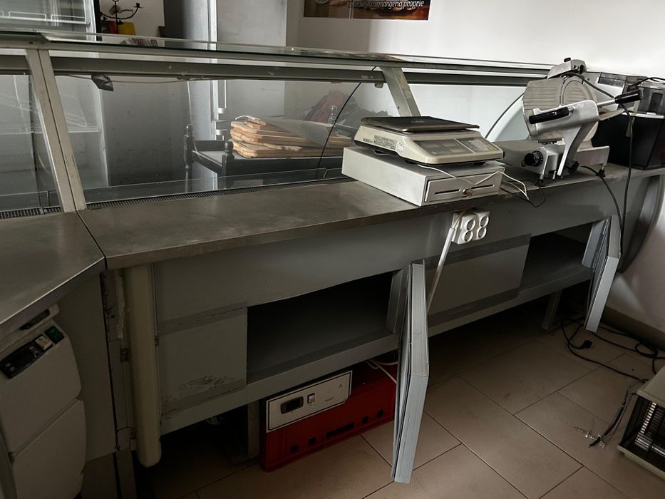 Vitrina orizontala cu colt