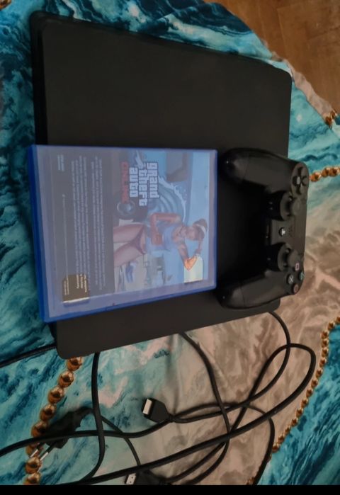 Vând PS4 Slim însoţit de un controler [ușor zgâriat] şi jocul GTA5.