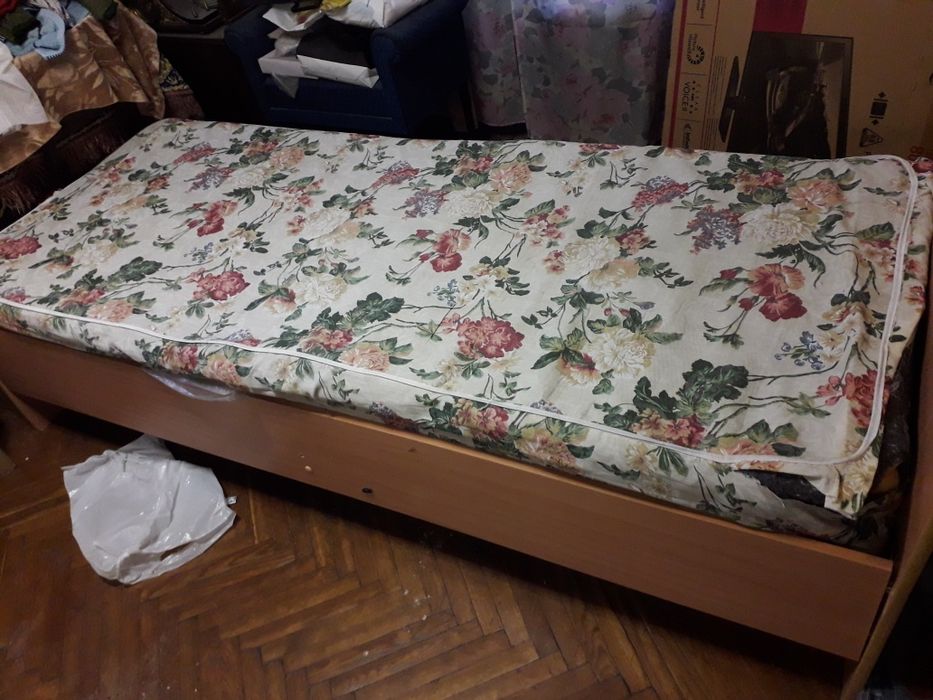 Кровать односпальная с матрасом