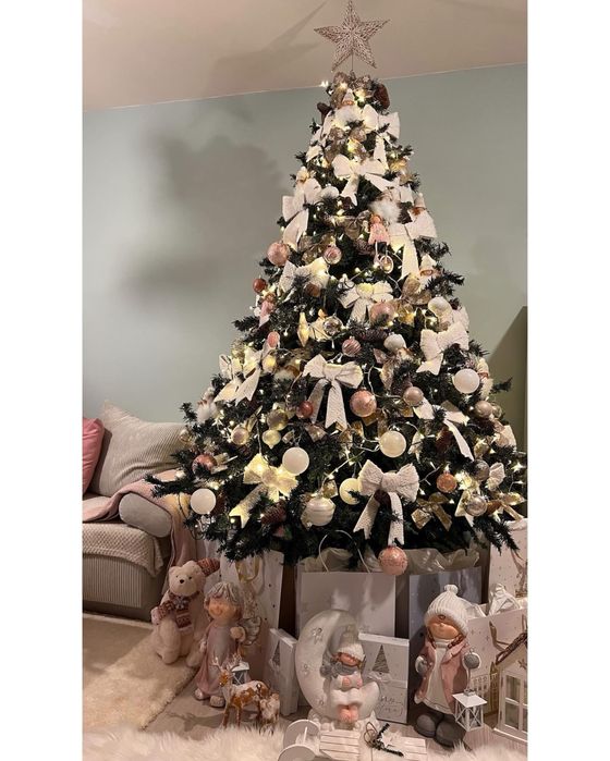 Коледна елха с шишарки