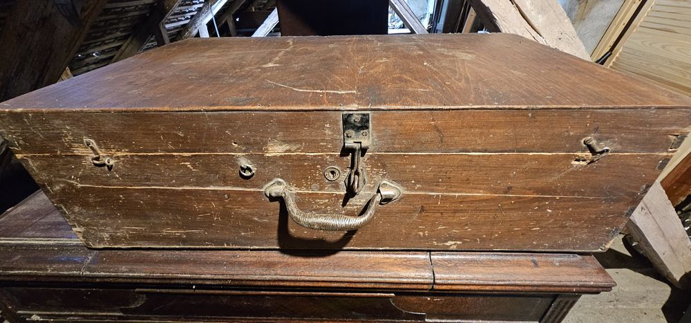 Ocazie! Vand mobila antica- dulapuri, comoda, obiecte etc.