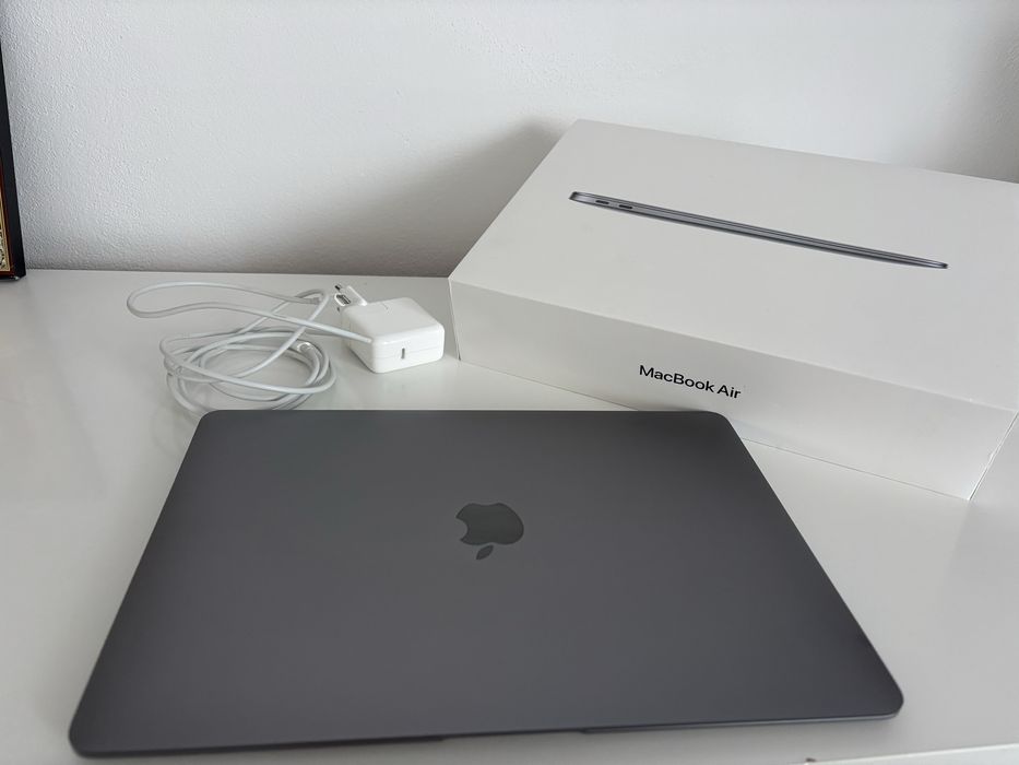 Vand MacBook Air M1 (2020), stare impecabilă