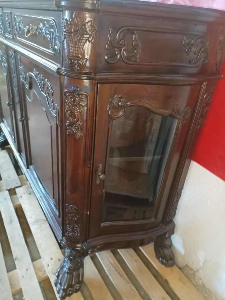 Индонезийски красив шкаф