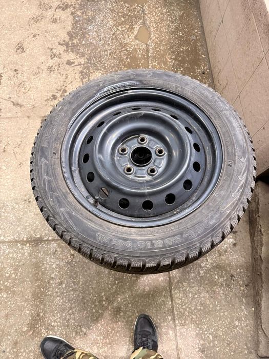 Продам зимние шины с дисками в комплекте