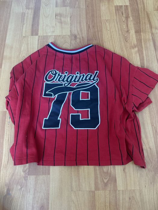 Crop top rosu cu inscriptie pe spate