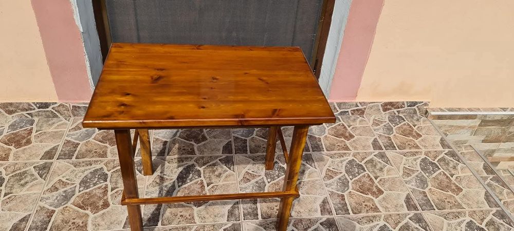 Măsuță din lemn lucrata manual